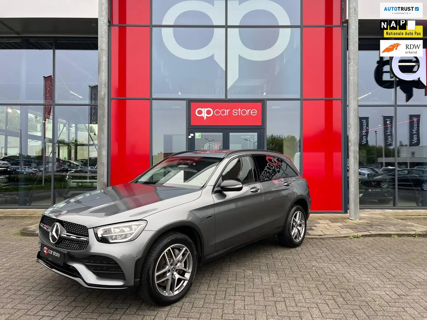 Mercedes-Benz GLC 300 300e 4MATIC Business Solution AMG Grijs - 1