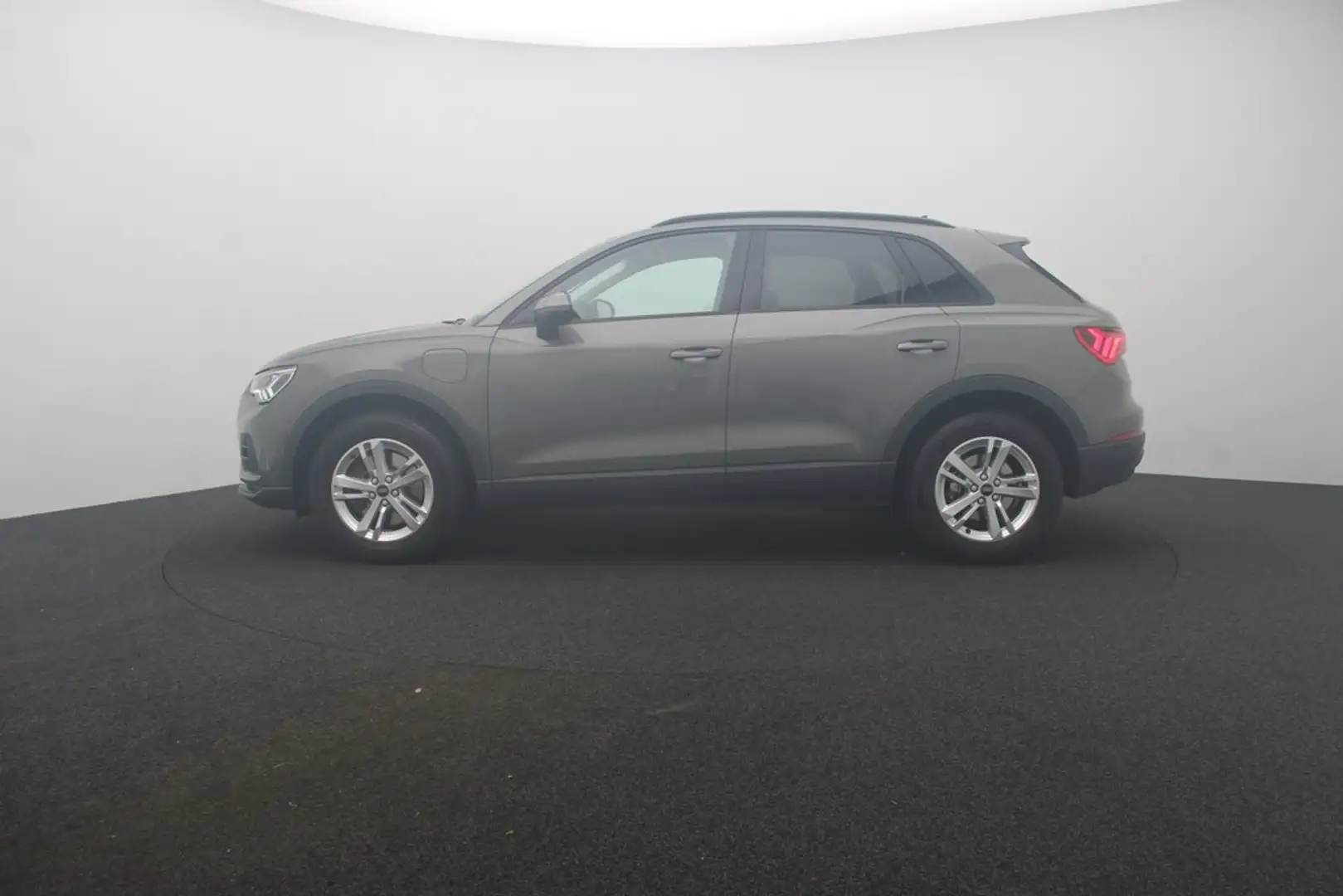 Audi Q3 45 TFSI e . Matrix Navi ACC AHK Grau - 2
