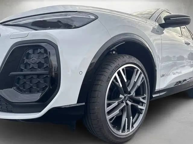 Audi Q5 view 4