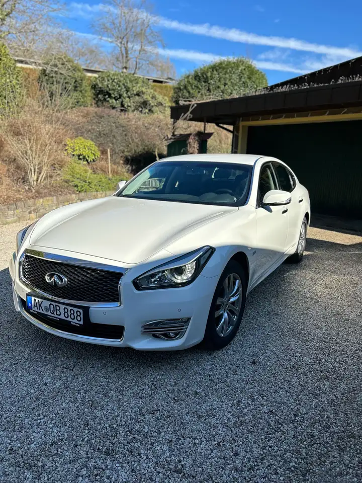 Infiniti Q70