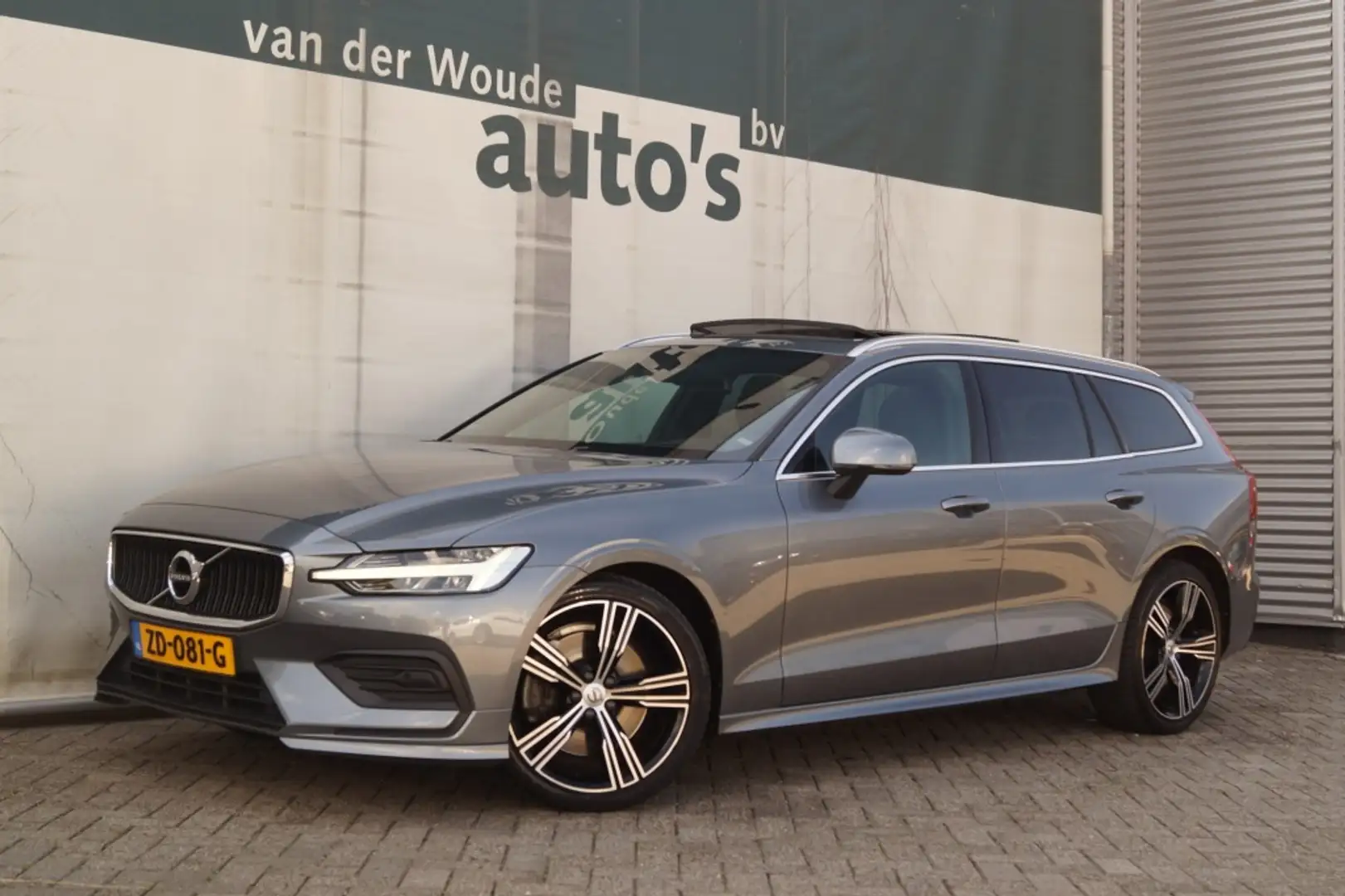 Volvo V60 2.0 T5 250pk Automaat Momentum -PANO-LEER-CAM- Gris - 2