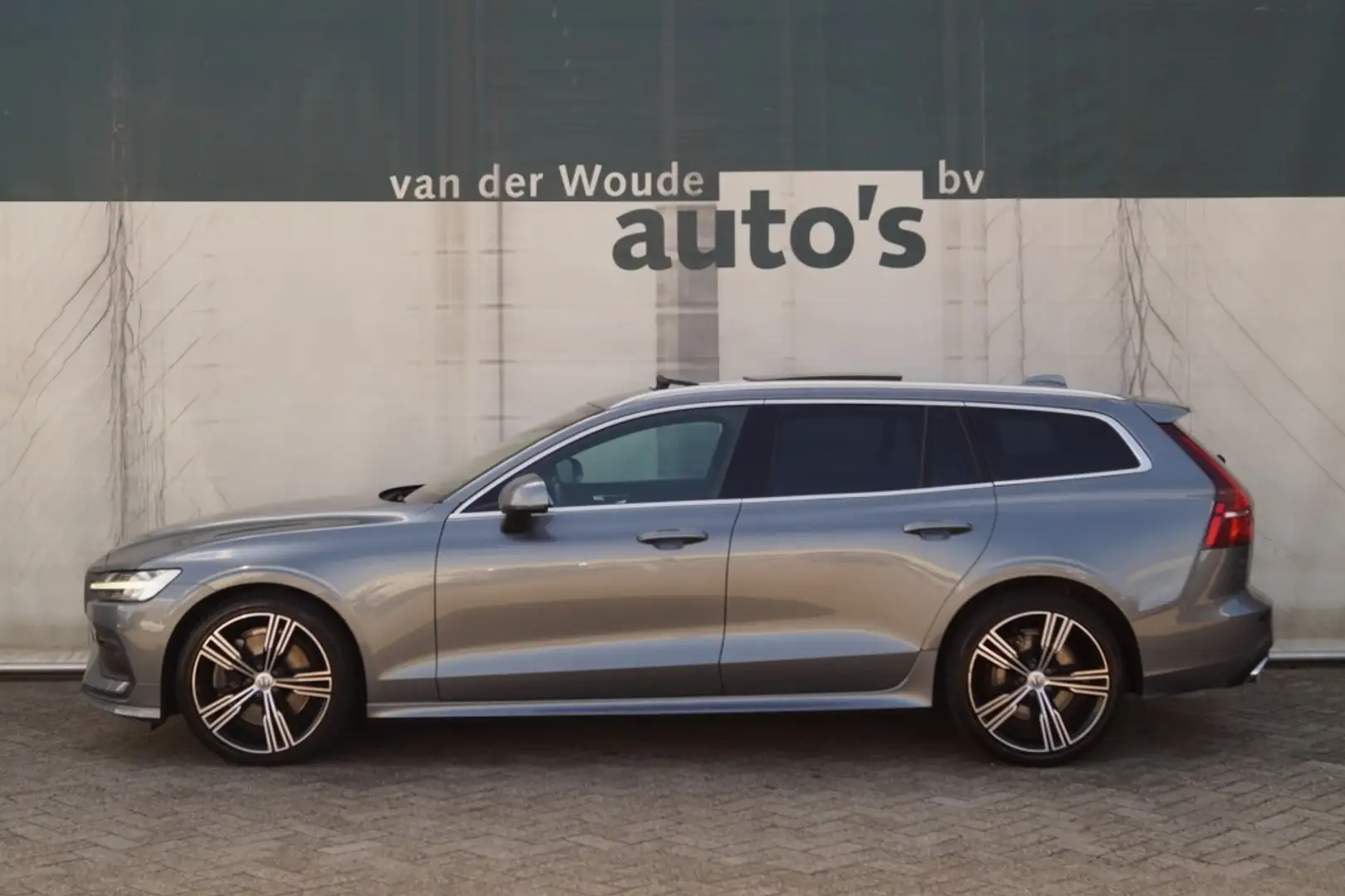 Volvo V60 2.0 T5 250pk Automaat Momentum -PANO-LEER-CAM- Gris - 1