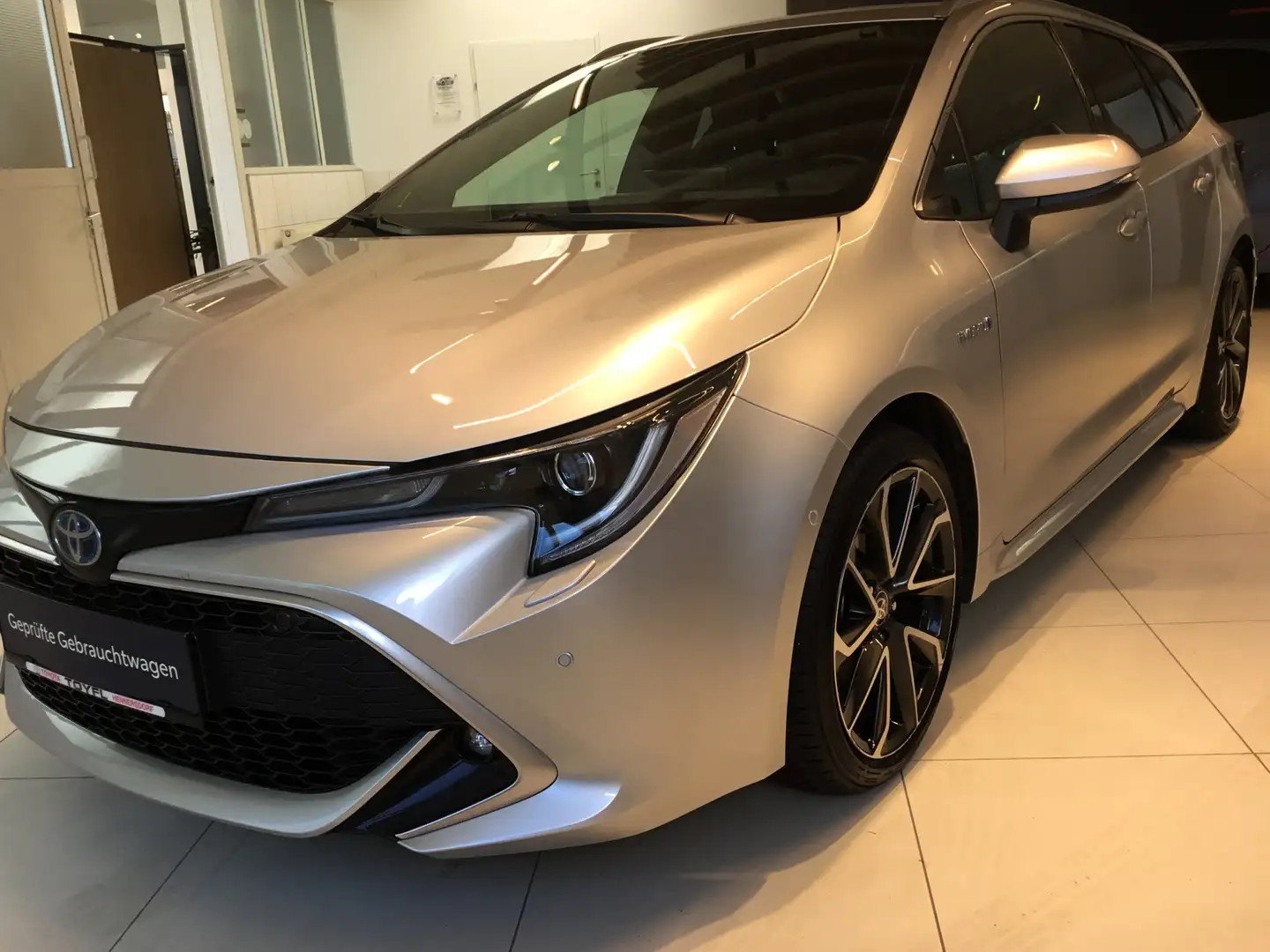 Toyota Corolla Corolla TS 2,0 Hybrid Lounge Aut. Lounge Silber - 1