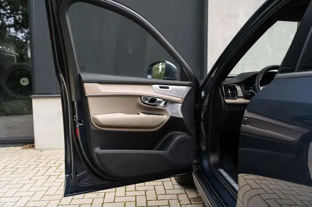 Volvo XC90 view 22