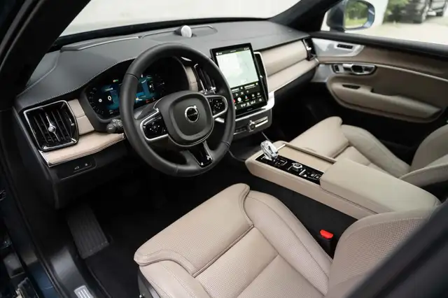 Volvo XC90 view 3