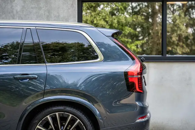 Volvo XC90 view 10