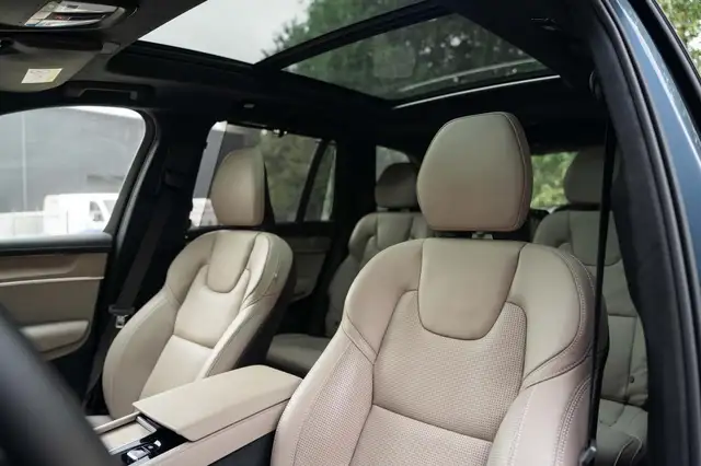 Volvo XC90 view 26