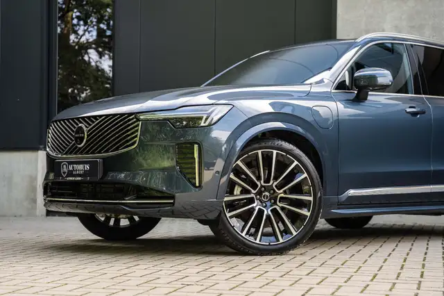 Volvo XC90 view 4