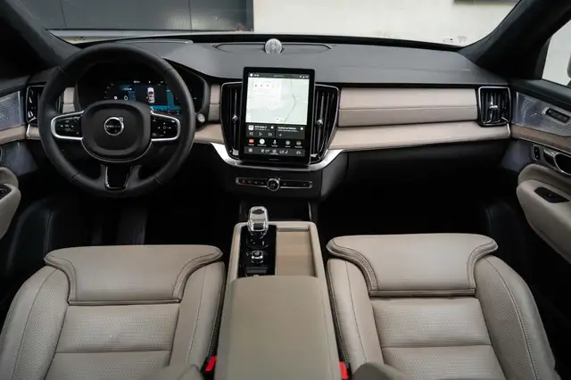 Volvo XC90 view 11