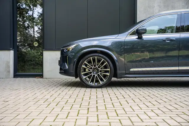 Volvo XC90 view 9