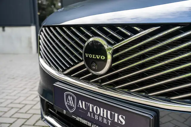 Volvo XC90 view 5