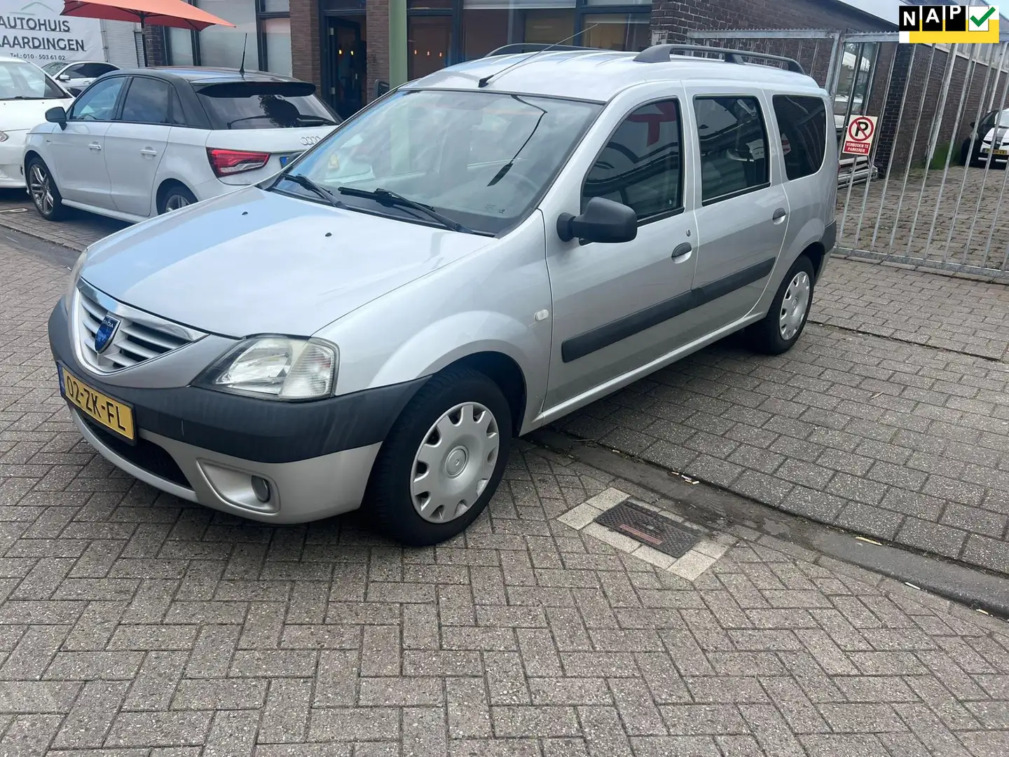 Dacia Logan MCV 1.6-16V Lauréate Gri - 1