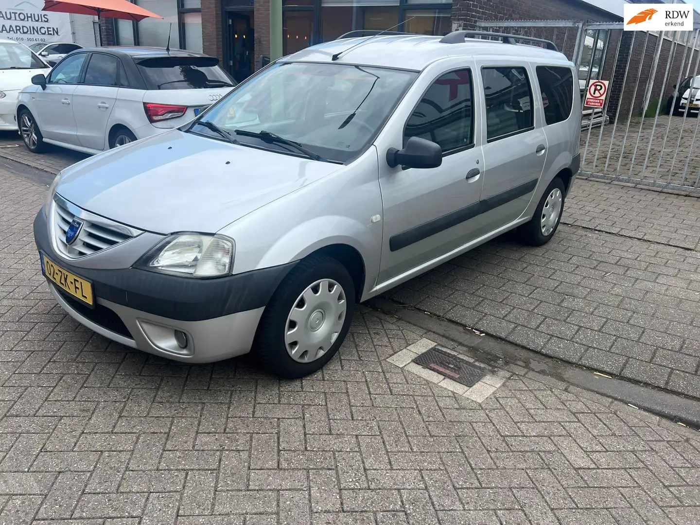 Dacia Logan MCV 1.6-16V Lauréate Grigio - 1