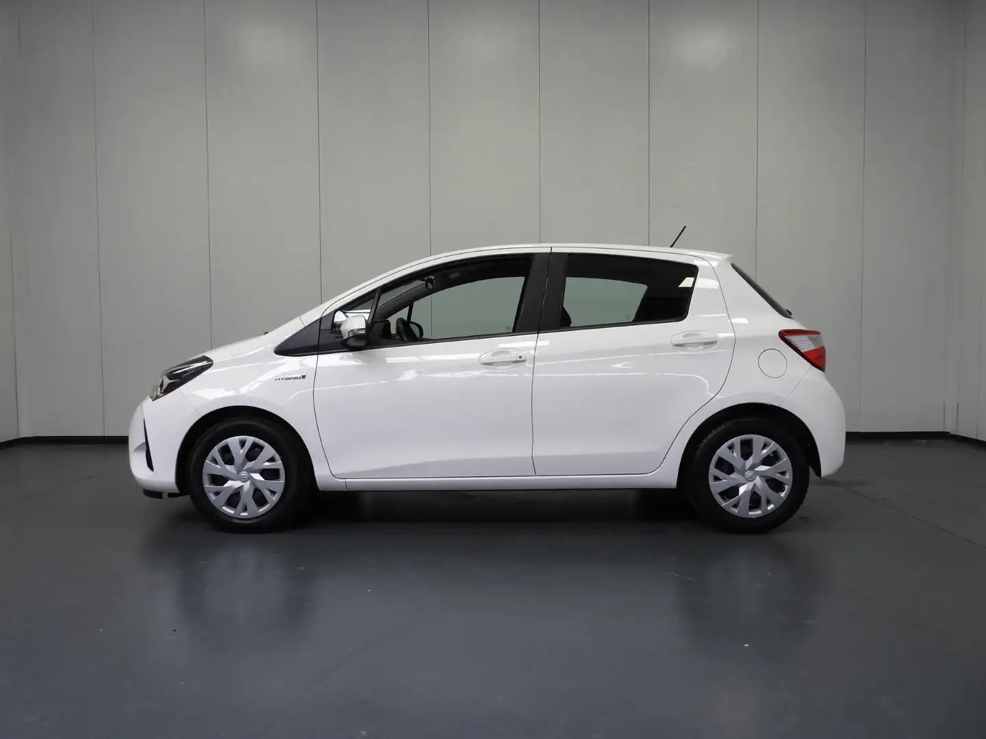 Toyota Yaris 1.5 Hybrid Active CLIMA/CAMERA/CRUISE/PDC! Wit - 2