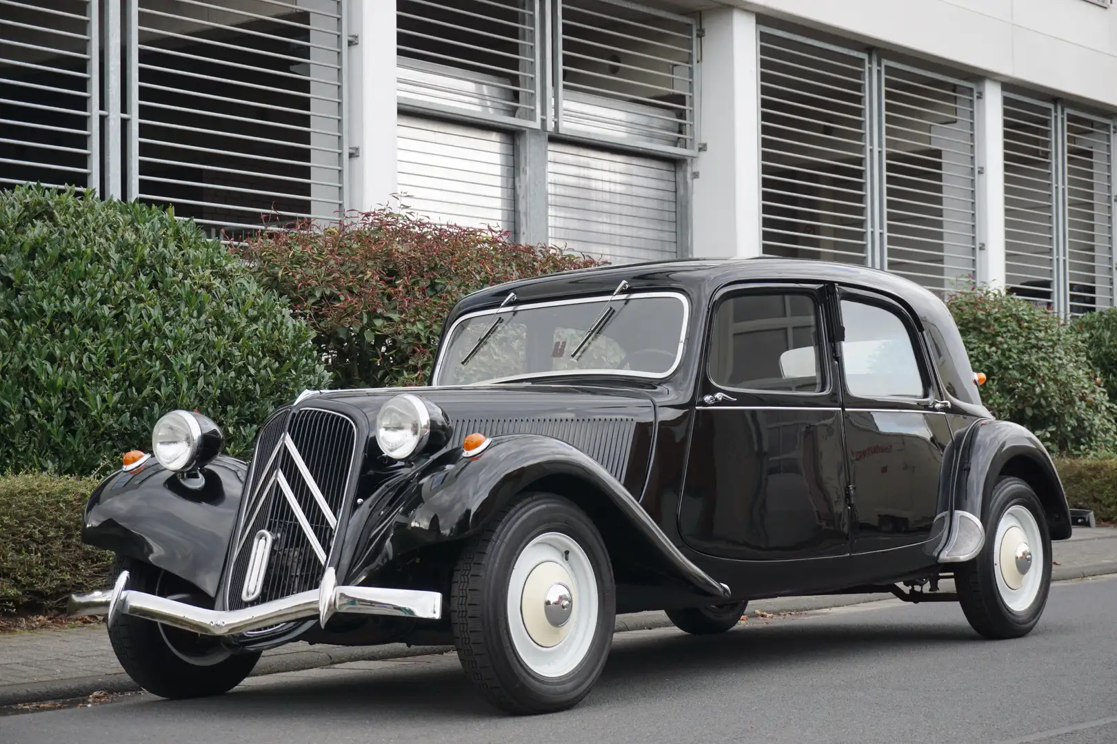 Oldtimer Citroen 11 CV B Traction Avant Radmodell GangsterLimousine Schwarz - 1