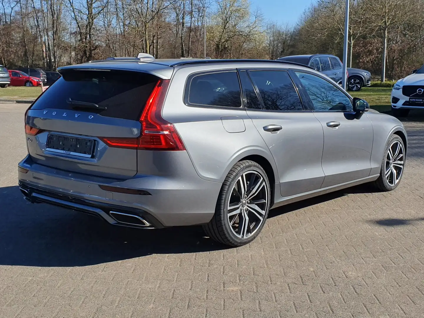 Volvo V60 V60 T6 Twin Engine R-Design HEAD UP|AHK|INTELLI Grau - 2