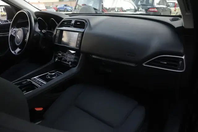 Jaguar F-Pace view 8