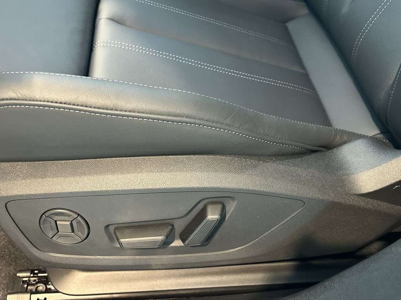 2026 Audi A5 TFSI Technik | Passenger display | Acoustic glass thumb 20