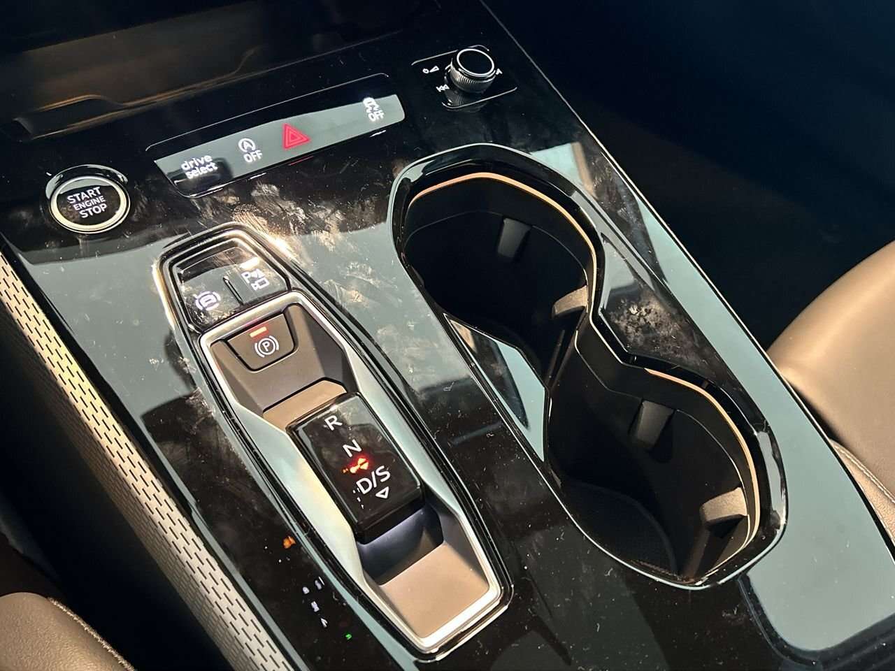 2026 Audi A5 TFSI Technik | Passenger display | Acoustic glass thumb 27
