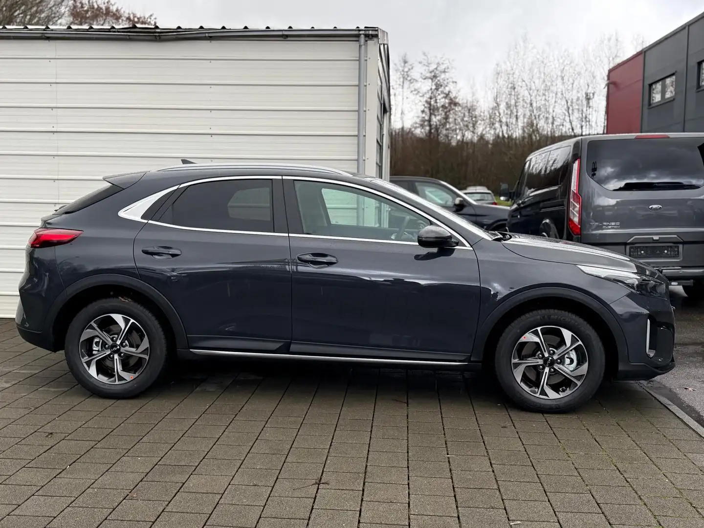 Kia XCeed Gold 1.6 T-GDi DCT Navi*Android Auto*Teilleder*... Grau - 2