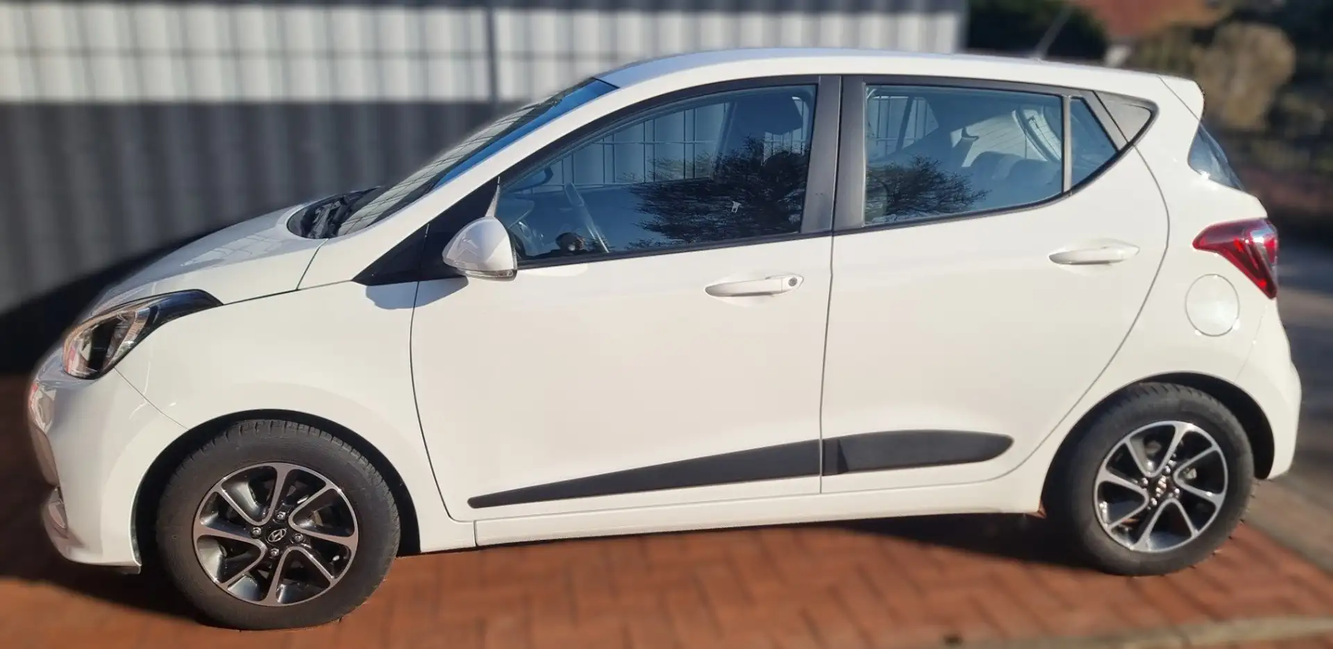 Hyundai i10 i10 mit Vollausstattung Weiß - 1