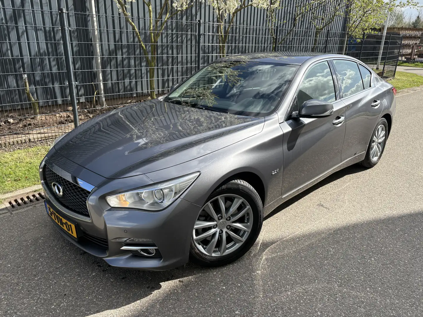 Infiniti Q50 2.2d Premium / AUTOMAAT / NAVI / CRUISE / 1e EIGEN Gris - 2