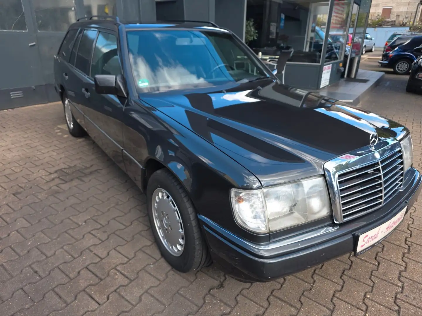 Mercedes-Benz E 220 TE 124 Kombi Schw. Leder Autom. Schwarz - 2