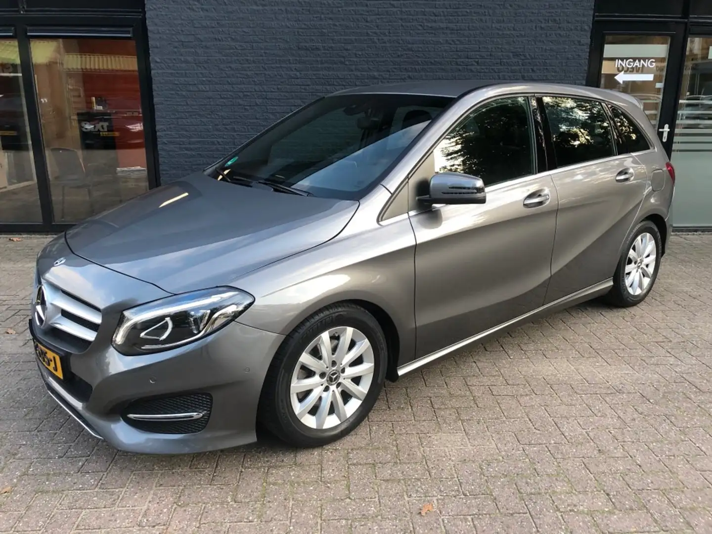 Mercedes-Benz B 180 180 AMBITION **Trekhaak/camera/automaat** Gris - 2