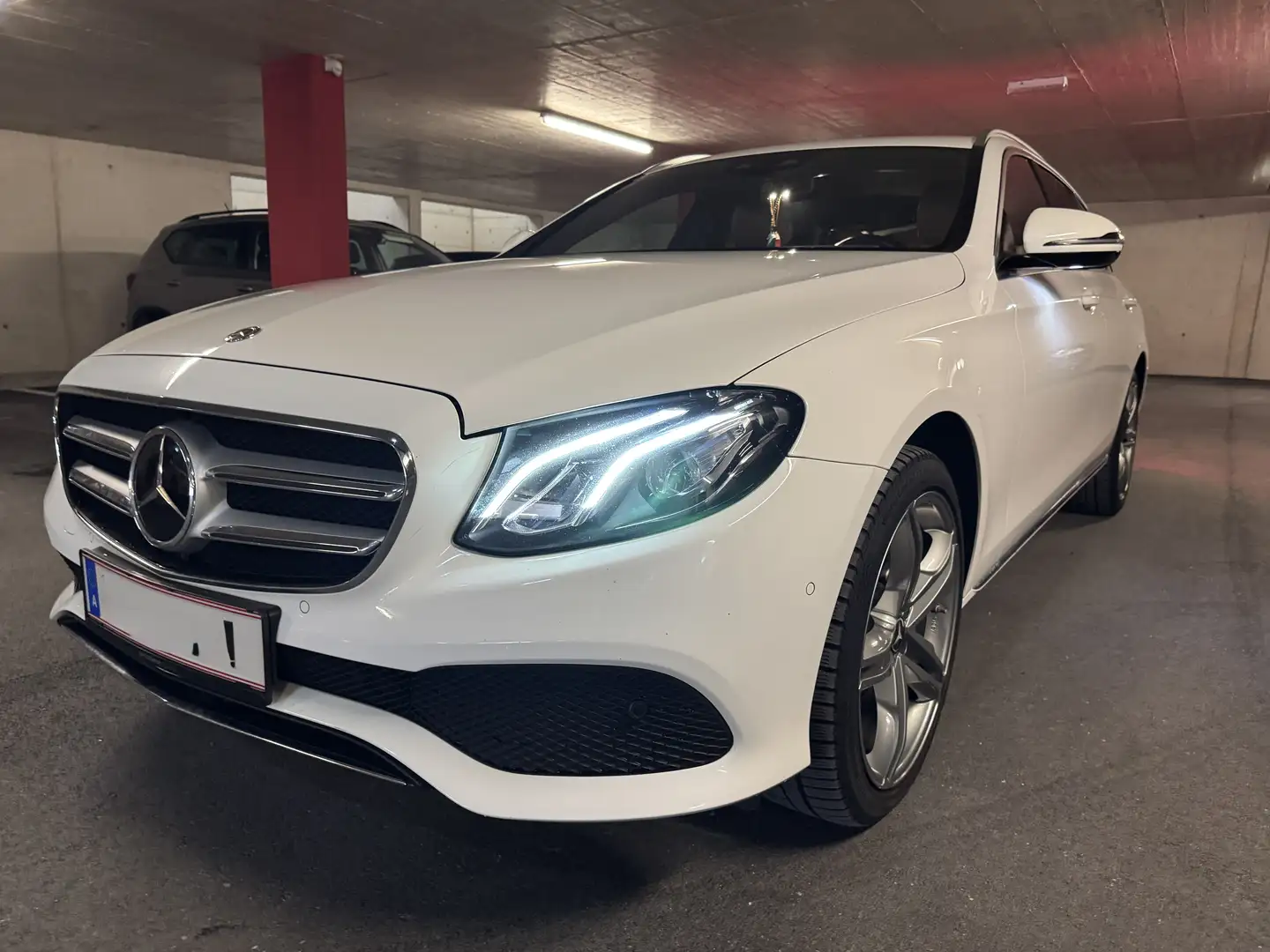 Mercedes-Benz E 220 d T Avantgarde 4MATIC Aut. - 1