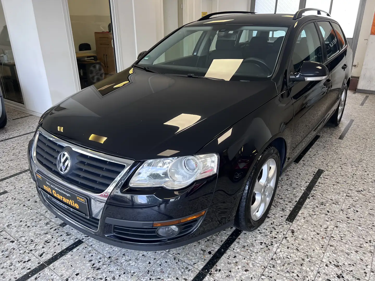 Volkswagen Passat Variant 2.0 TDI Trendline*Klimaaut.*Sitzheizung* Zwart - 2
