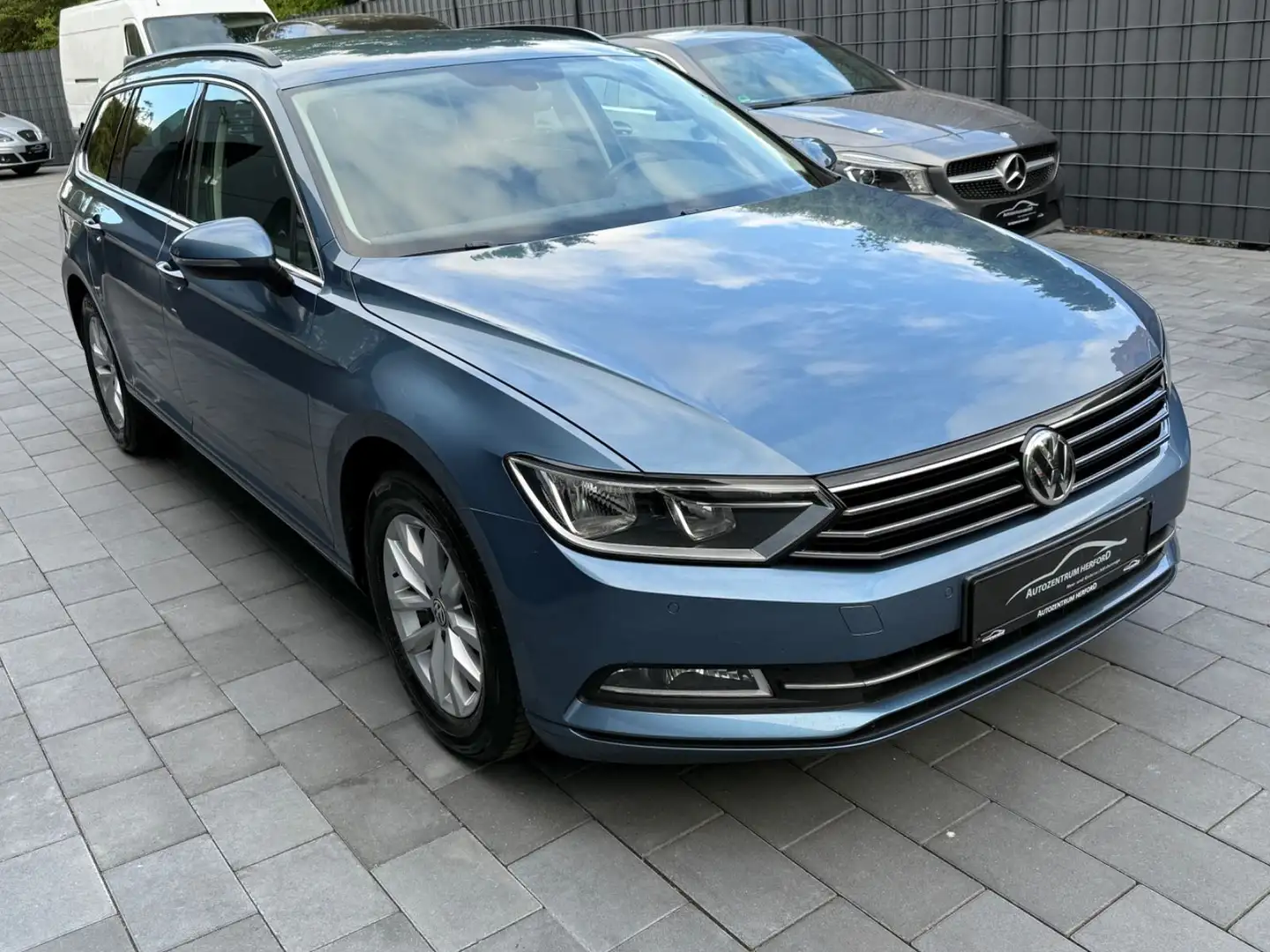 Volkswagen Passat Variant 2.0 TDI Comfortline DSG ACC AHK Blauw - 2