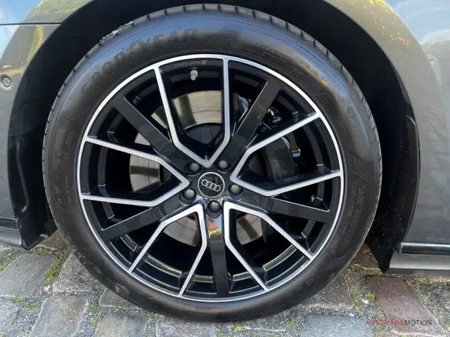 Audi A8 view 8