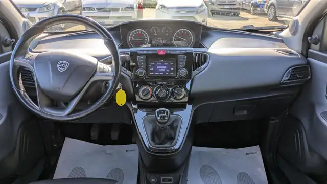 Lancia Ypsilon view 8