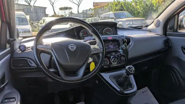 Lancia Ypsilon view 7