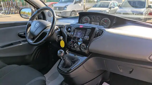 Lancia Ypsilon view 11