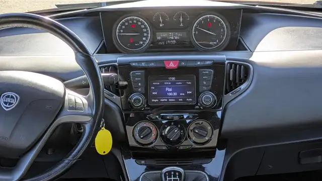 Lancia Ypsilon view 9