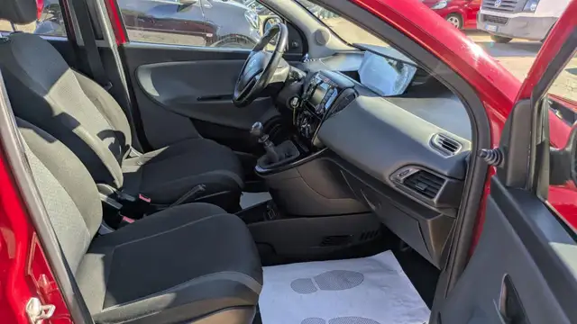 Lancia Ypsilon view 13
