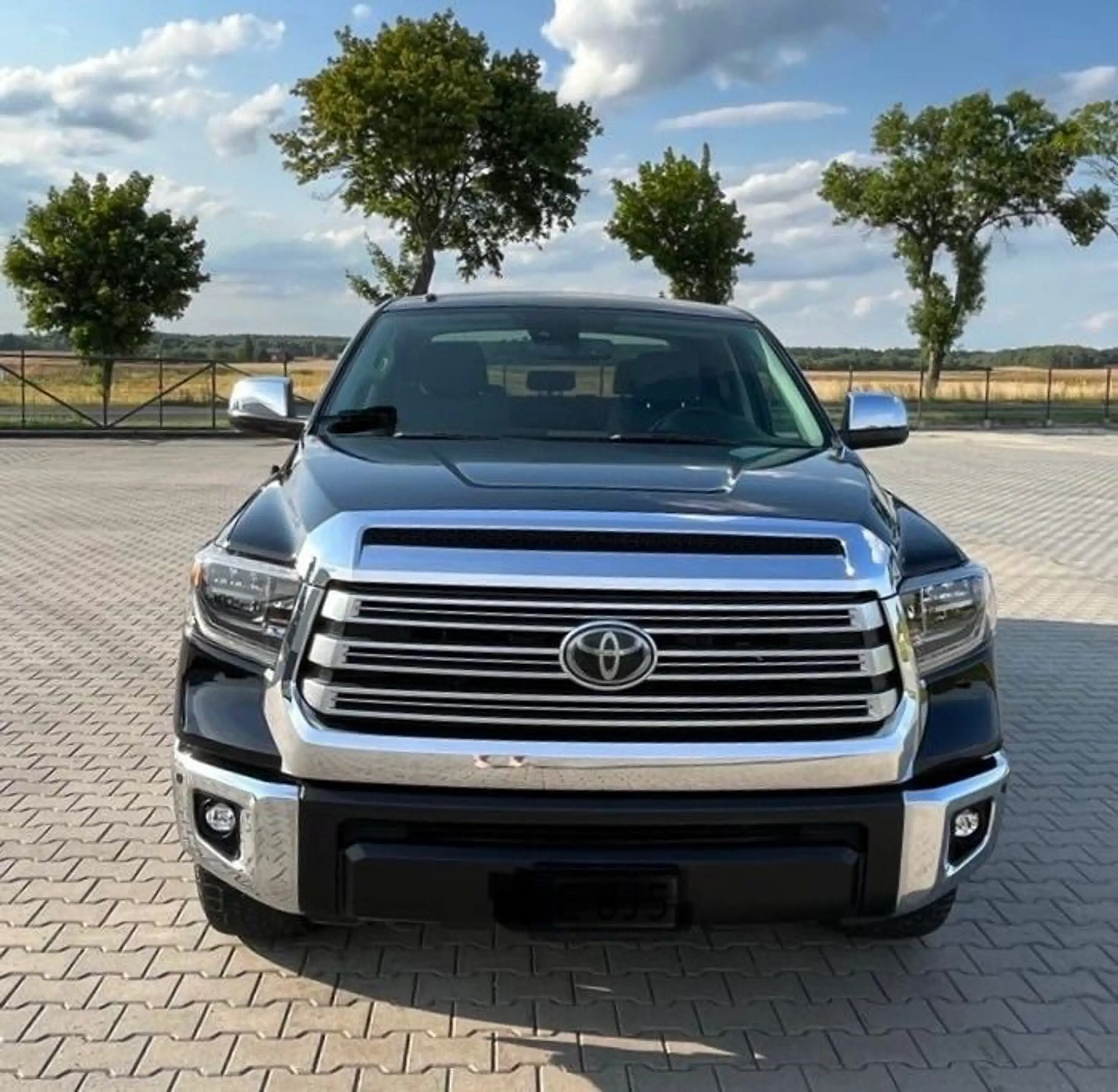 Toyota Tundra 5,7 V8 SR5 Crew Max Pickup- AWD 4X4 — photo 4