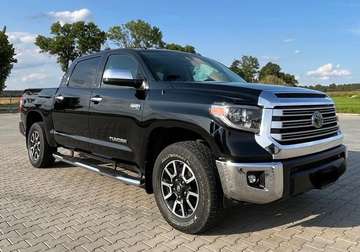 5,7 V8 SR5 Crew Max Pickup- AWD 4X4