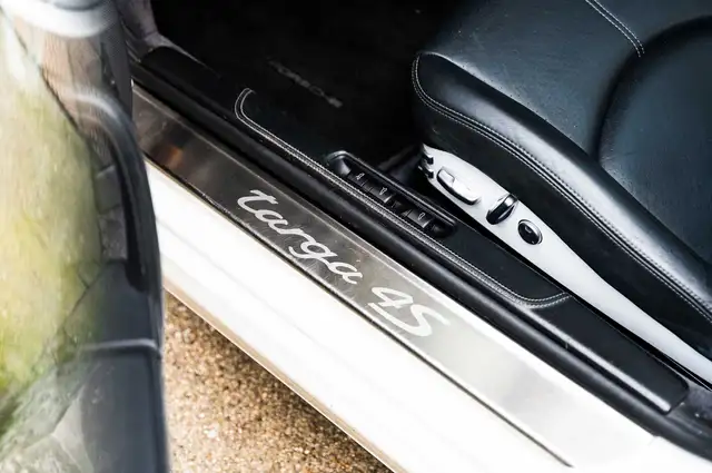 Porsche 911 view 10