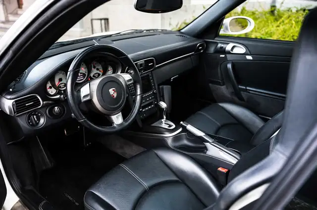Porsche 911 view 11