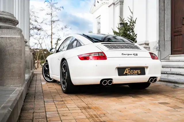 Porsche 911 view 3