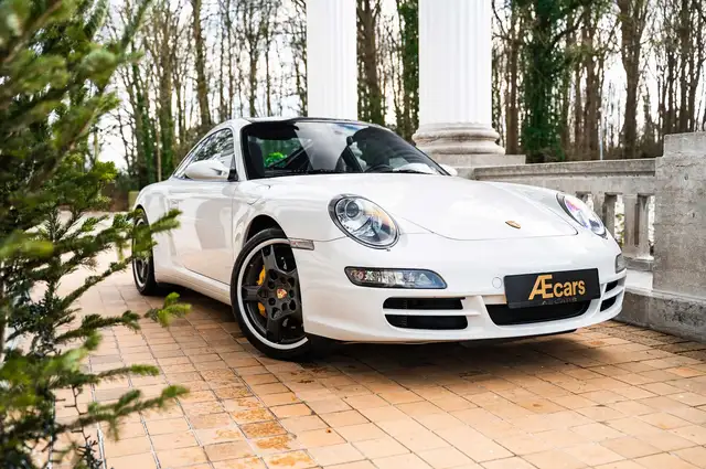 Porsche 911 view 4