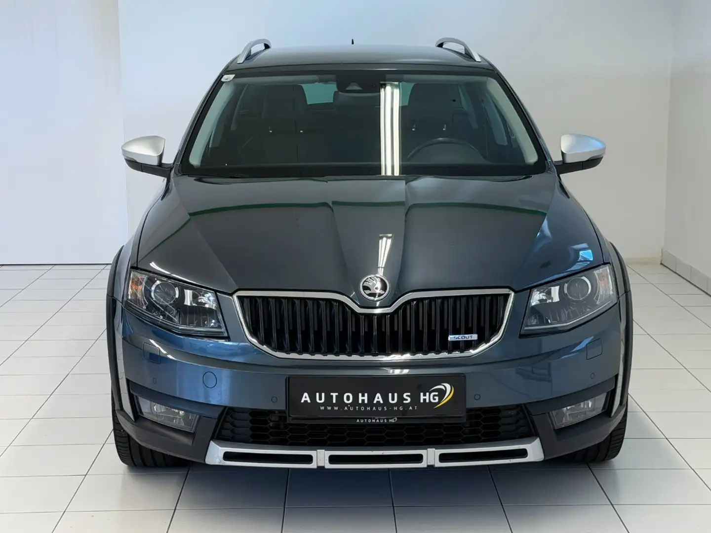 Skoda Octavia Kombi Scout 4x4*AHK*XENON*R-KAMERA* Grau - 2