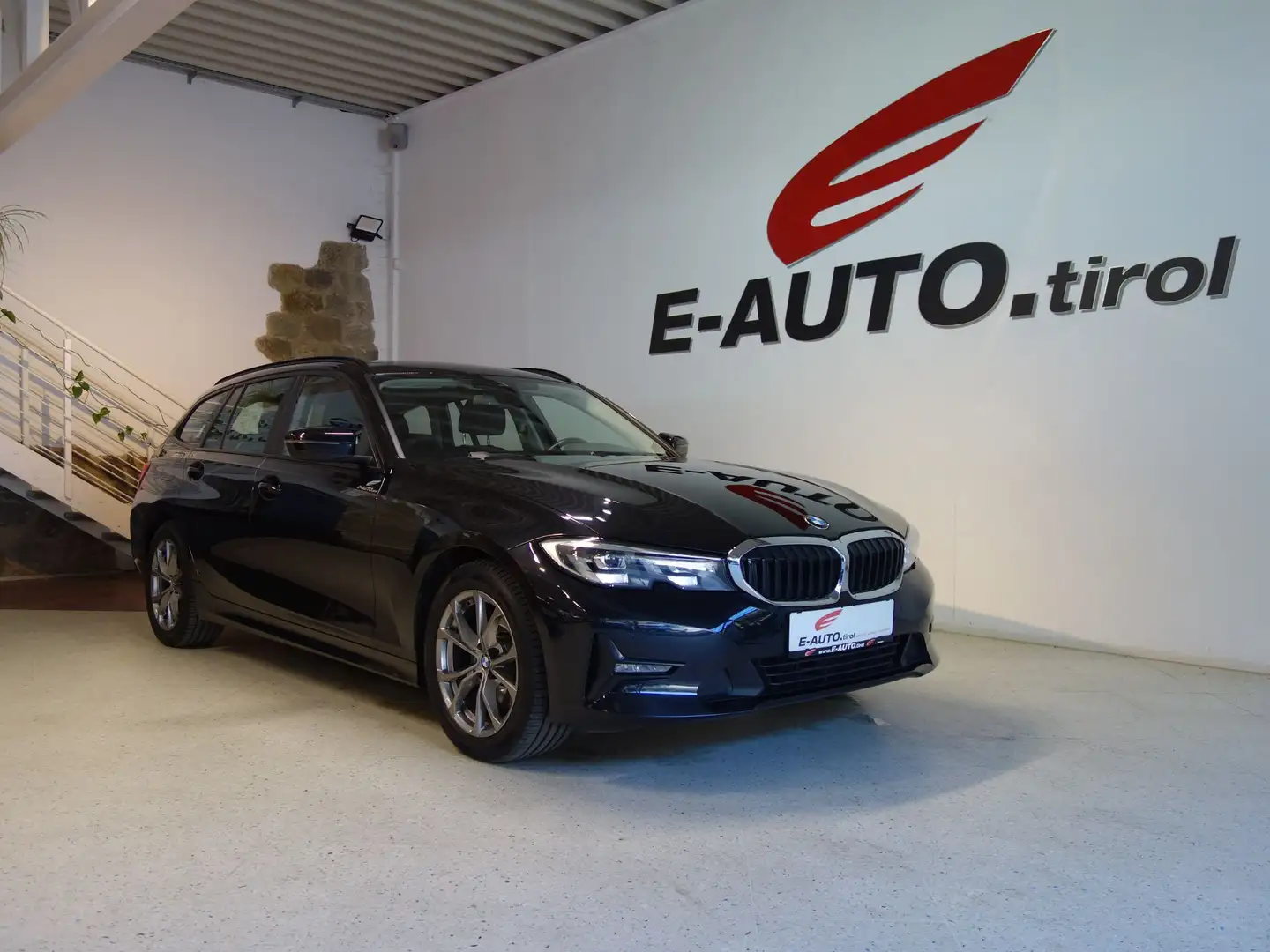 BMW 320 d xDrive Touring Aut. *LED *CARPLAY *ASSISTENZ Schwarz - 1