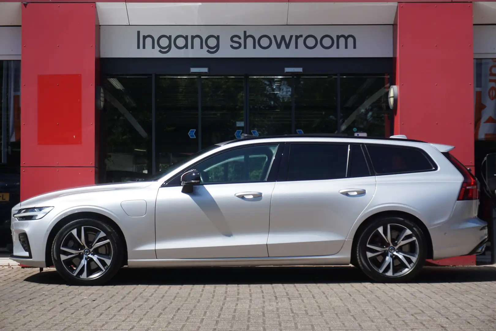 Volvo V60 2.0 T6 Twin Engine AWD R-Design | Panoramadak | HU Grijs - 2