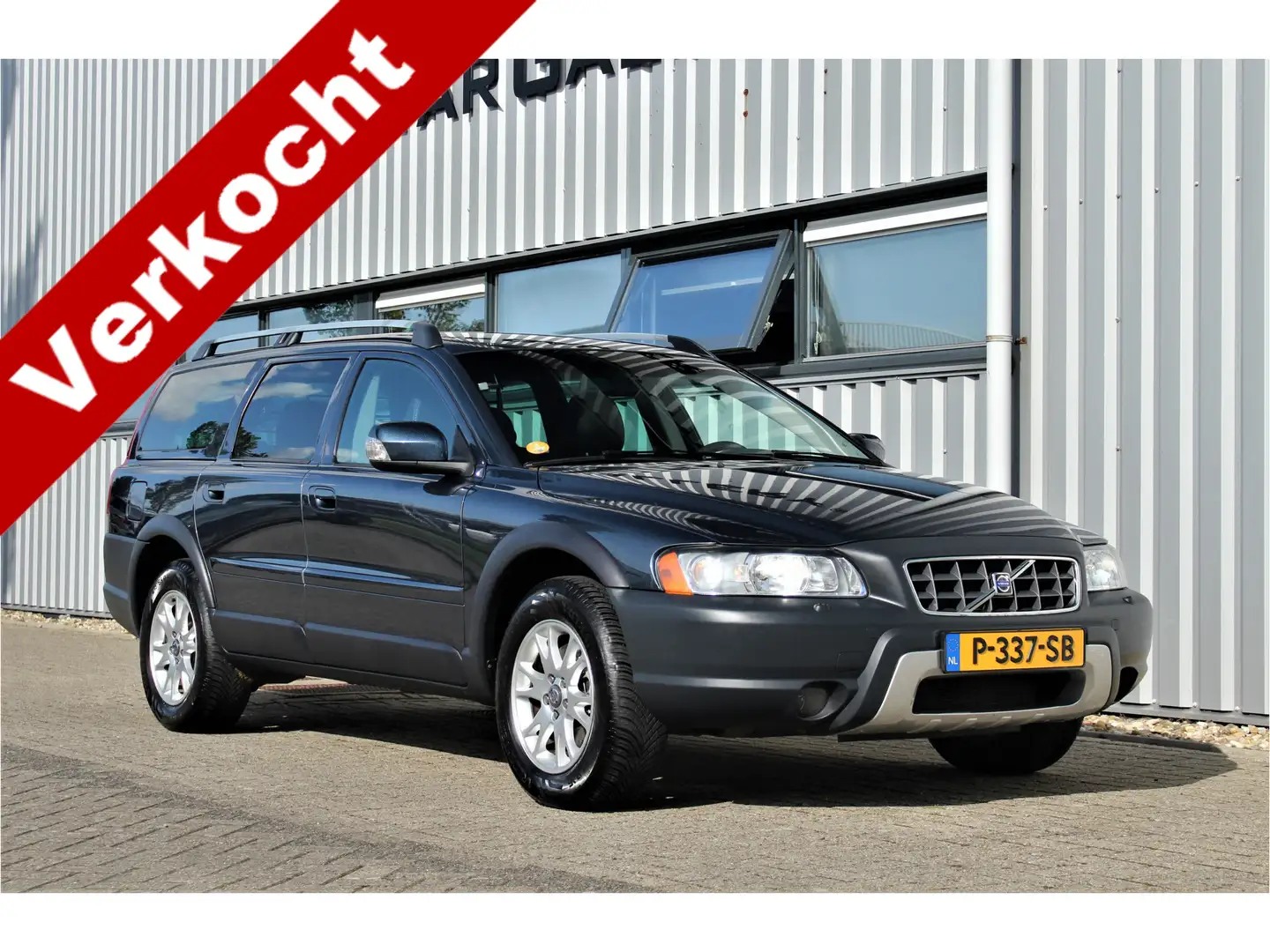 Volvo XC70 2.4 D5 Momentum Youngtimer BTW auto Blauw - 1
