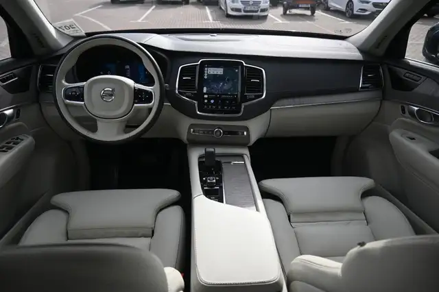 Volvo XC90 view 16