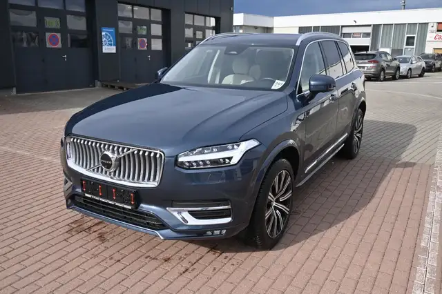 Volvo XC90 view 3