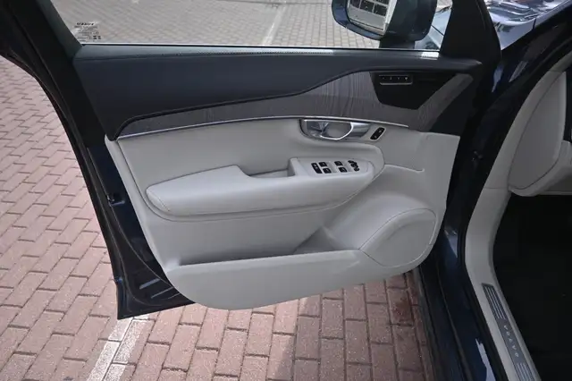 Volvo XC90 view 18